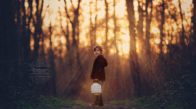 Kinderfotografie im Wald – zauberhafte Märchenfotos mit Einhorn