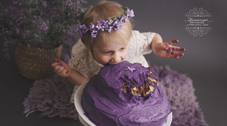 Cakesmash-Fotoshooting mit 3 Jahren in lila