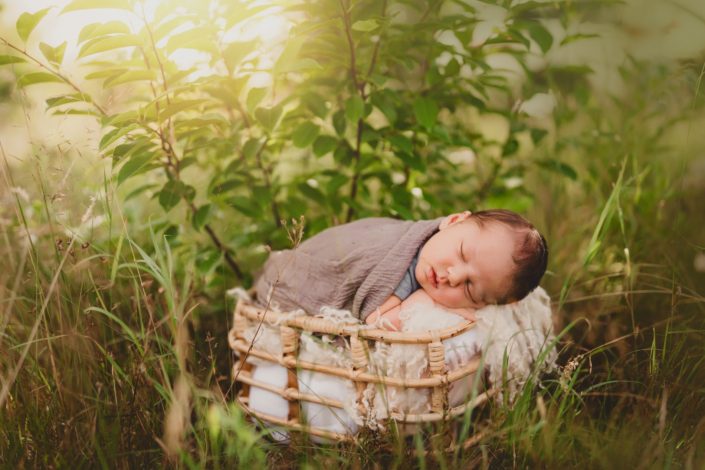 natürliche Babyfotos Bruchsal Fotograf Neugeborene Natur outdoor mit familie