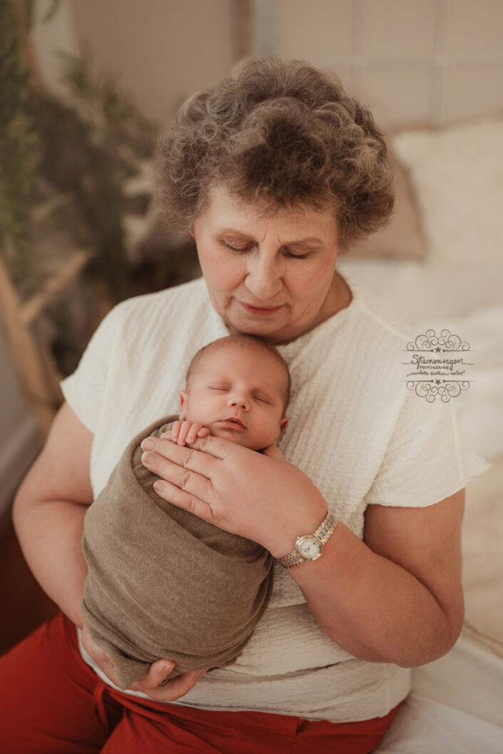 Babyotograf Babyfoto mit Oma Neugeborenenfotos Fotostudio Heidelberg Kraichtal Östringen