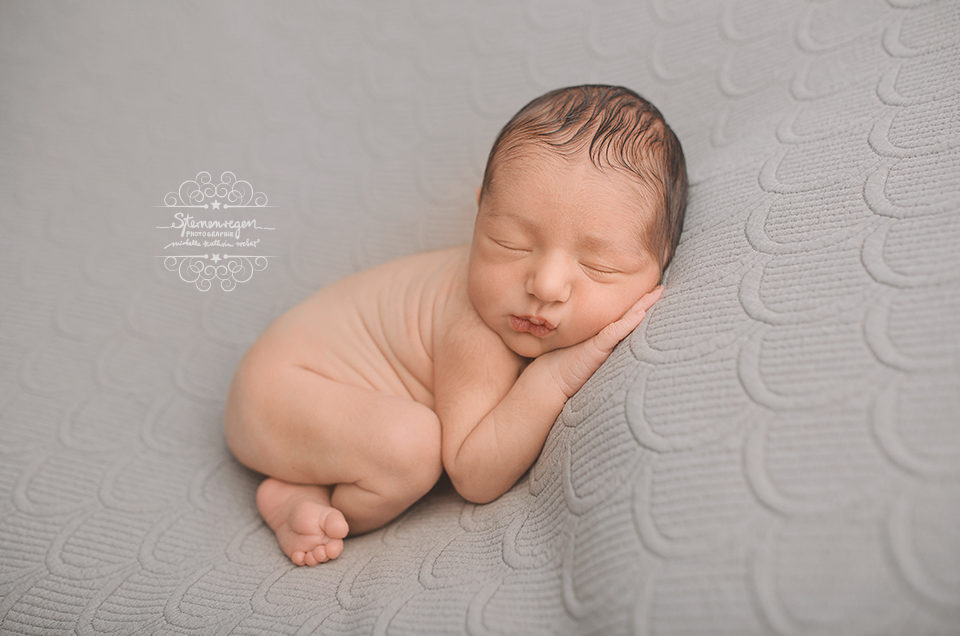 zeitlose und schwarzweiße Neugeborenenfotos – bei Bruchsal