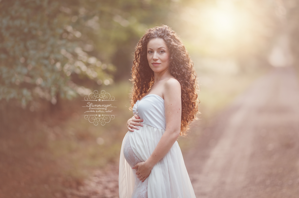 Babybauchshooting – besondere Schwangerschaftsfotografie im Wald bei Karlsruhe