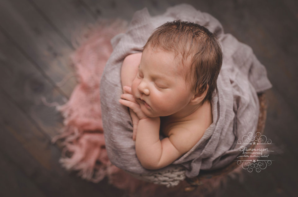 Neugeborenenfotos bei Karlsruhe – Babyfotos mit Amilia