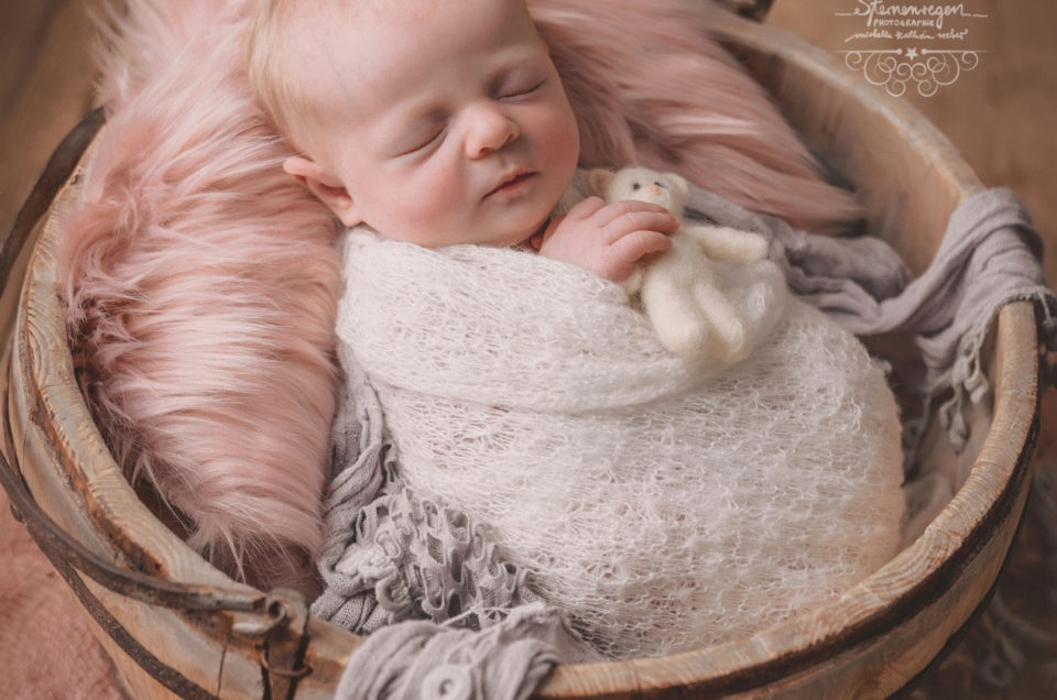 Neugeborenenfotografie bei Sternenregen Photographie- von zufriedenen Babys und dem richtigen Pucken