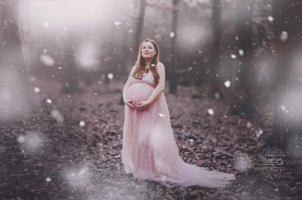 Schwangerschaftsfotografie im Winter- Babybauchshooting mit Schnee