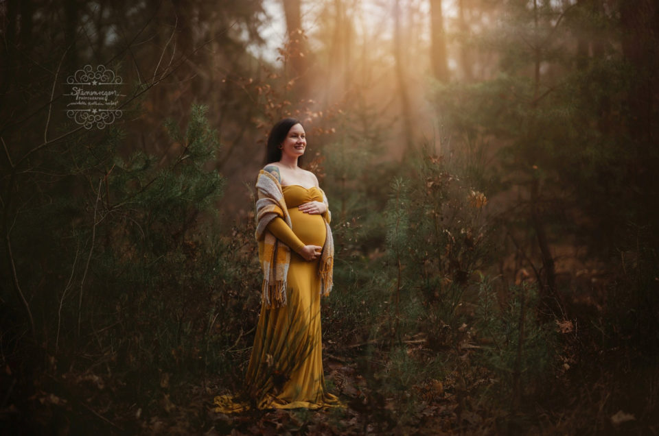 Sonnenstrahlen einfangen- Schwangerschaftsfotografie im Wald bei Karlsruhe