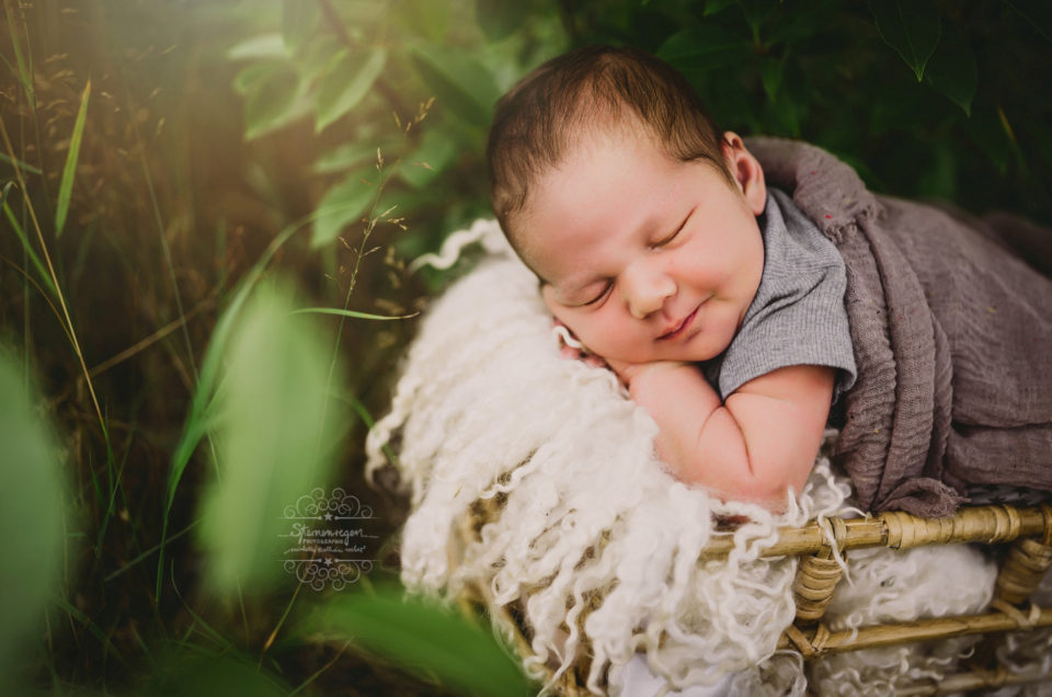 Neugeborenenfotografie im Freien- Newbornsession outdoor