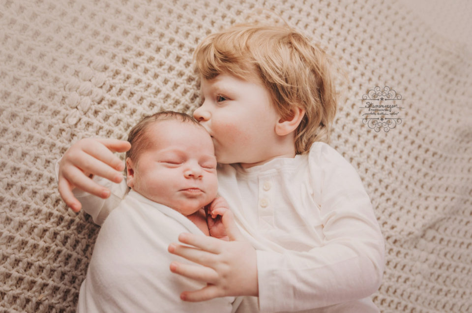 Geschwisterliebe- Newbornshooting mit Geschwistern