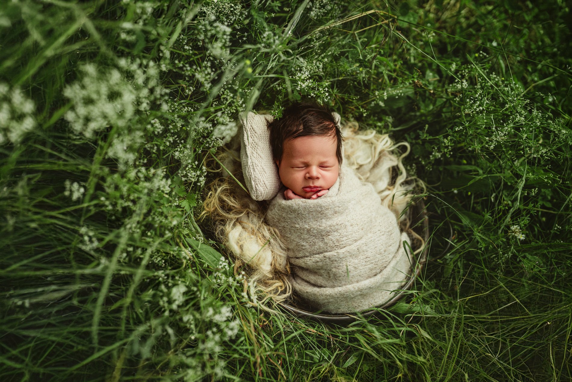 Baby, Neugeborenenfotos, Babyfotografin Bruchsal, Babyfotograf Karlsruhe, Fotos mit Baby in der Natur, Fotoshooting Baby outdoor, natürliche Babyfotos