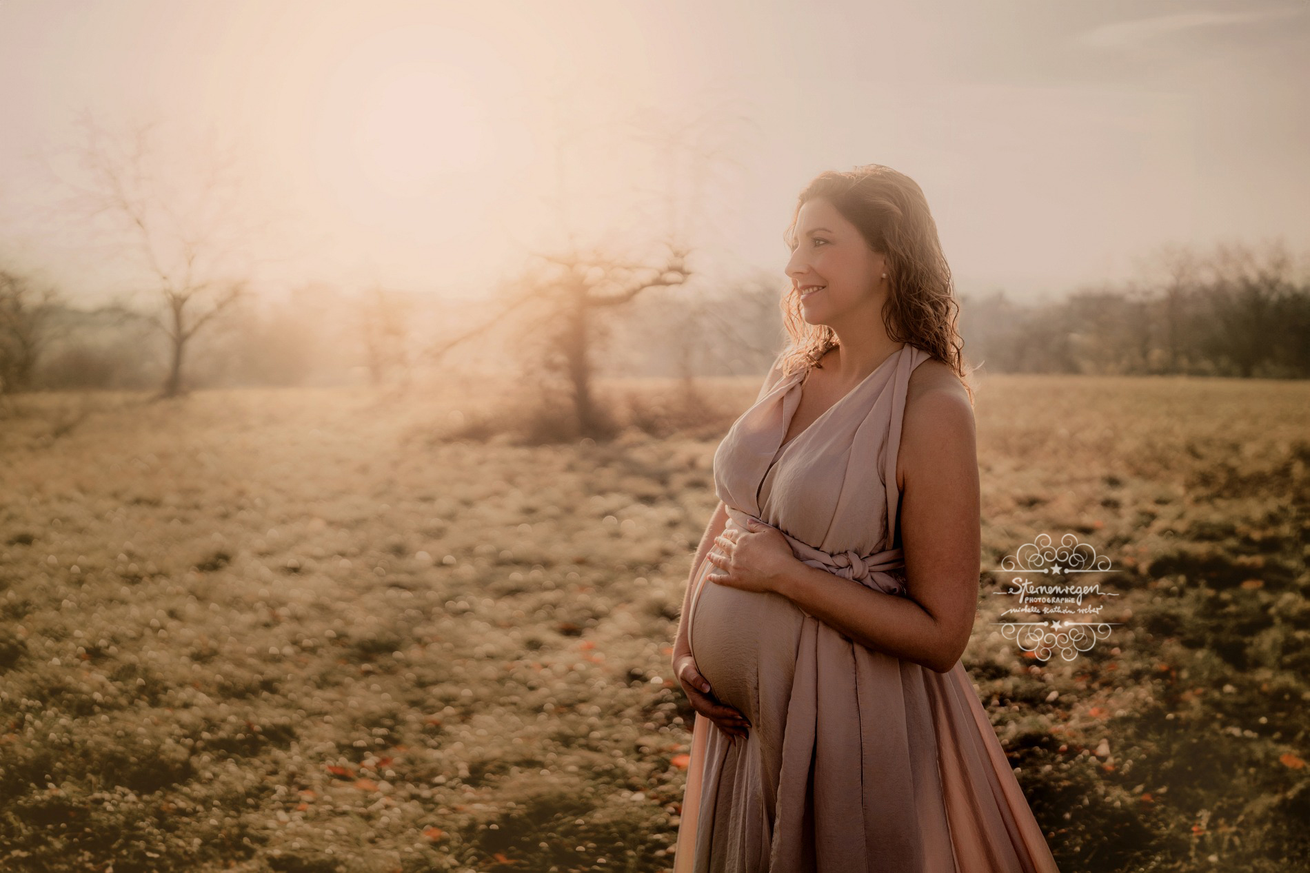 Schwangerschaftsfotos Bruchsal, Babybauchfotos Karlsruhe, Fotografin für Schwangerschaft, Schwangerschafts Fotoshooting in der Natur, Fotos draußen in der Schwangerschaft